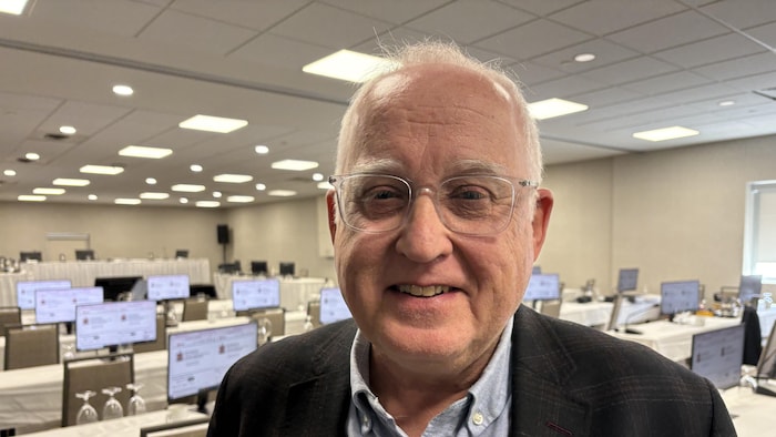 Yves Gagnon sourit pour la photo.