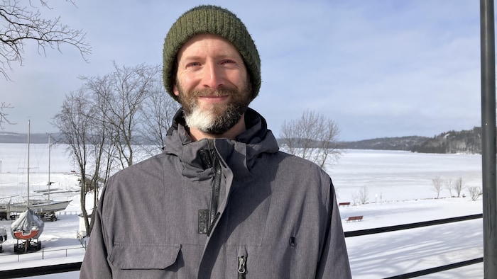 Yves Grafteaux devant un lac gelé.