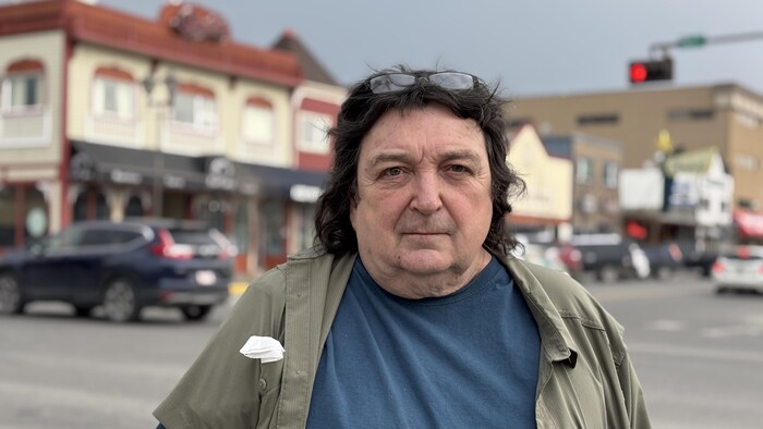 Un homme dans une rue de Whitehorse.