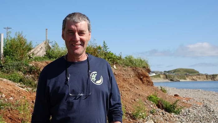 Yves LeBlanc devant une falaise érodée.