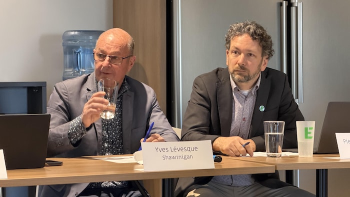 Yves Lévesque et Pierre-Luc Fortin assis à une table.
