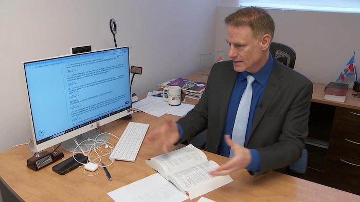 Un avocat à son bureau.