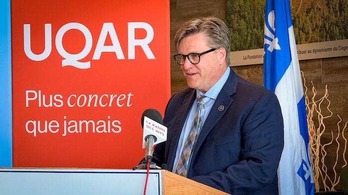 Yves Montigny donne un discours lors d'une conférence de presse. 