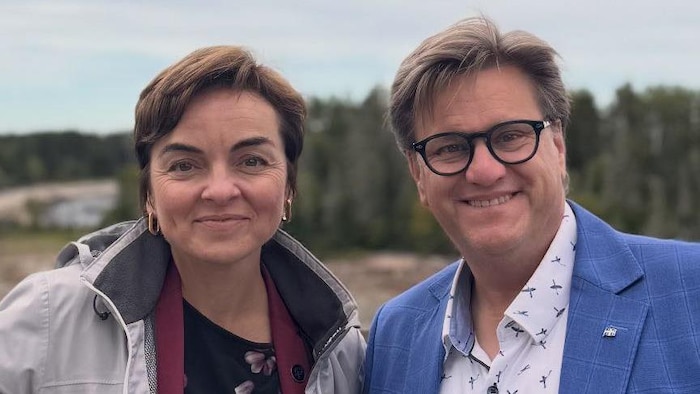 La candidate à la chefferie de la CAQ Christine Fréchette sourit en compagnie d'Yves Montigny.
