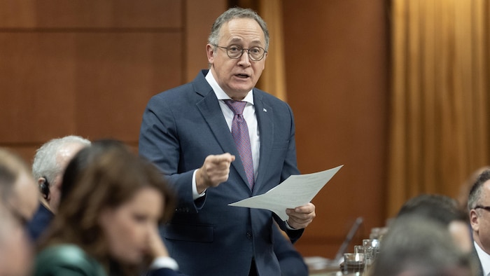 Le député du bloc québécois de Berthier-Maskinongé, Yves Perron, prend la parole durant la période de questions, le lundi 16 décembre 2024 à Ottawa. LA PRESSE CANADIENNE/Adrian Wyld