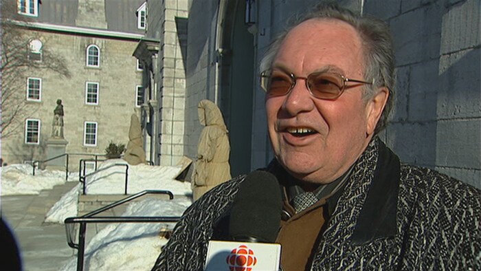 Yves Saint-Denis en entrevue à l'extérieur, l'hiver.