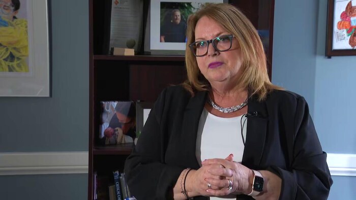 Yvette Coffey interviewée dans un bureau.
