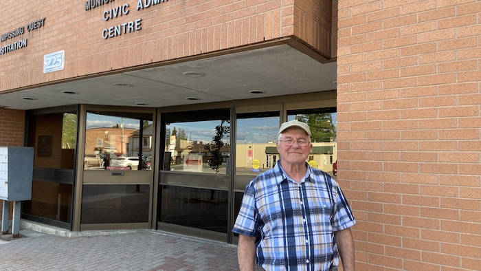 Un homme devant le centre d’administration de Nipissing Ouest.