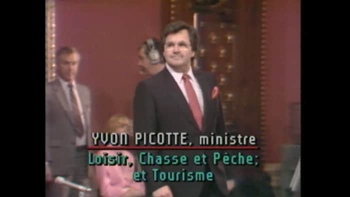 Yvon Picotte au moment d'être assermenté à l'Assemblée nationale.