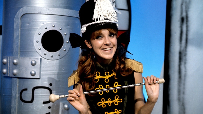 Le personnage de Rosa, une jeune femme habillée en majorette, dans une émission jeunesse.