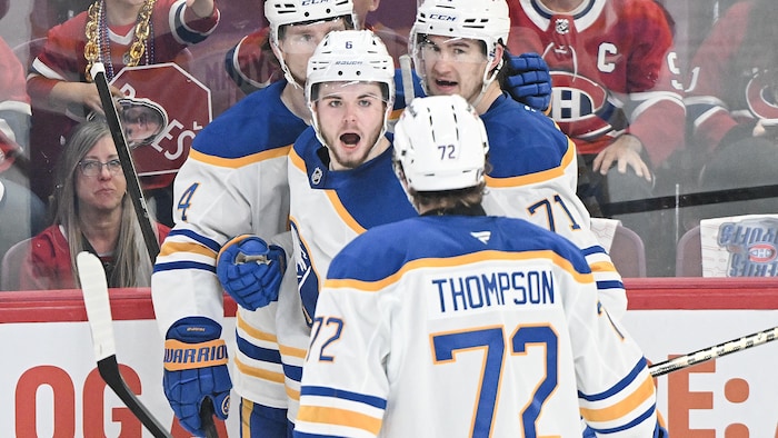 Des joueurs de hockey célèbrent.