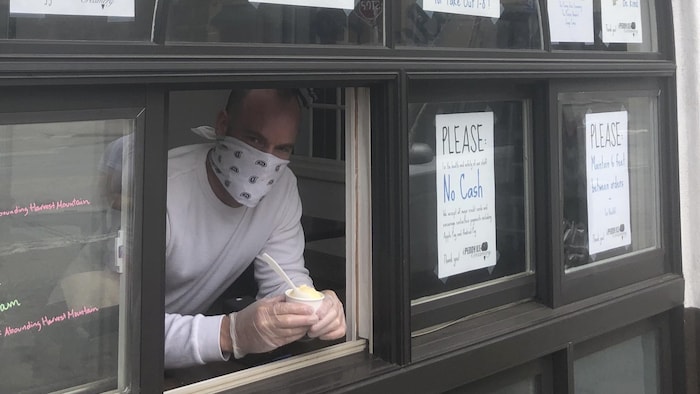 Zach Davis pose pour une photo à la crémerie The Penny Ice, à Santa Cruz, en Californie, le 17 avril 2020.