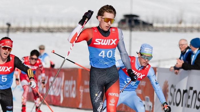 Zachari Moreau fait un sprint en ski de fond. 