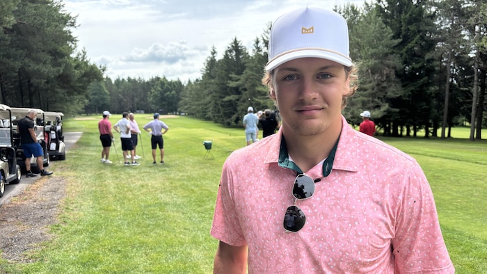 Zachary Bolduc pose sur un terrain de golf pour une photo.