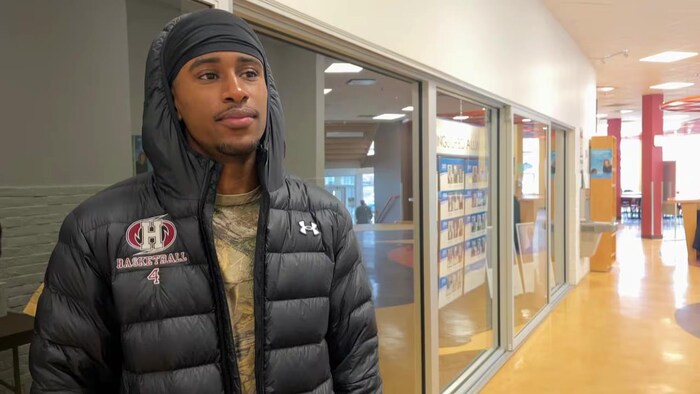 Zachary Dawkins interviewé dans l'établissement.