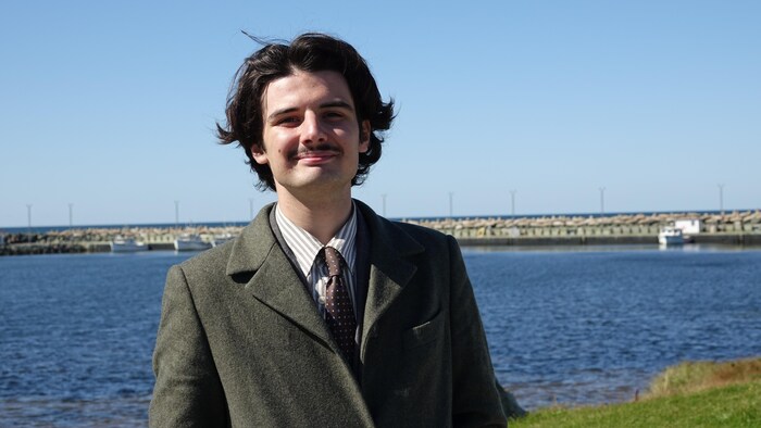 Zachary Jean photographié devant le port de L'Étang-du-Nord.