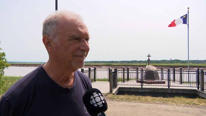 Zachary Richard interview&eacute; devant une rivi&egrave;re.