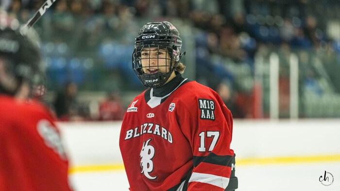 Arsenault sur la patinoire dans l'Uniforme du Blizzard
