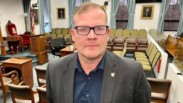 Zack Bell dans une salle de l'Assemblée législative.
