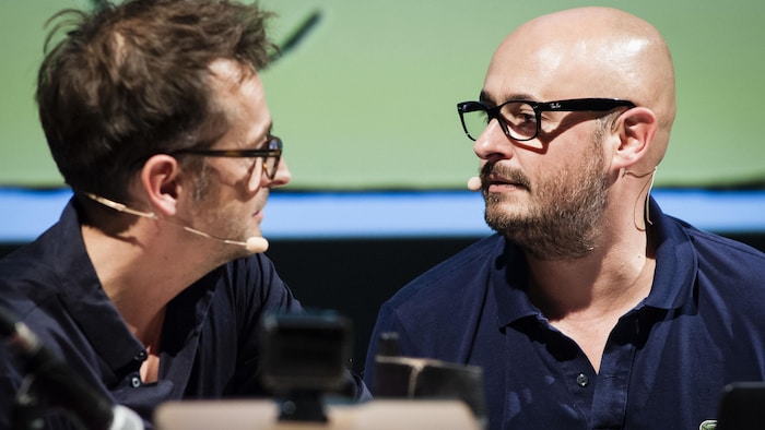 Deux hommes se regardent.