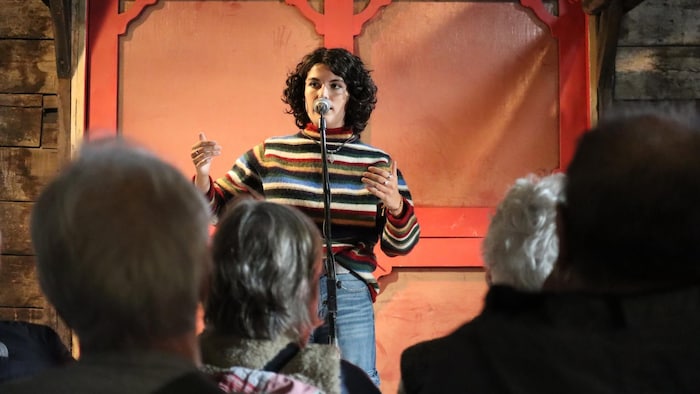 Zara Bonato photographiée lors d'un conte devant public.