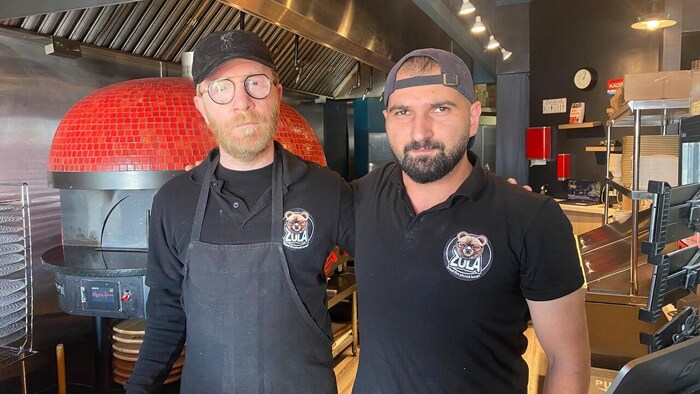 Zaza Pervane (à g.) et Muhammet Yildirim dans le restaurant où ils travaillent.
