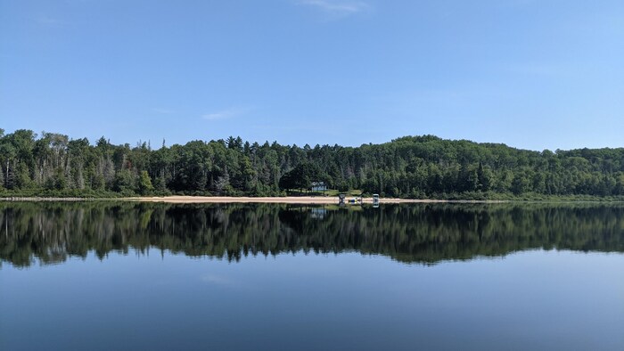 Un lac très calme qui donne un effet de miroir.