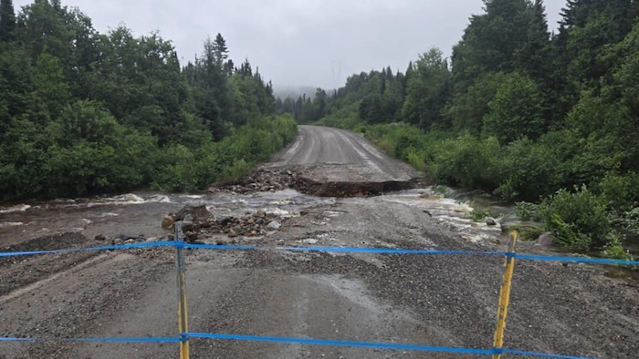 Un chemin coupé par l'eau.