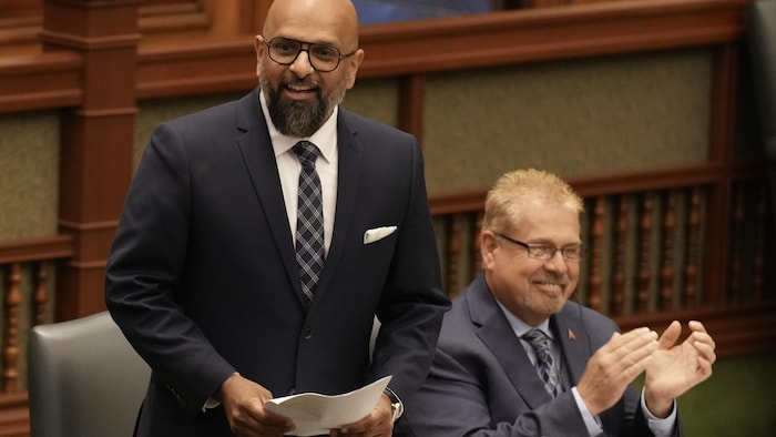 Le député provincial progressiste-conservateur de l'Ontario Zee Hamid se lève pour poser une question à l'Assemblée législative de l'Ontario, à Toronto, le mardi 28 mai 2024.