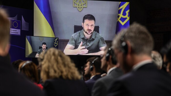 Volodymyr Zelensky parle à la presse.