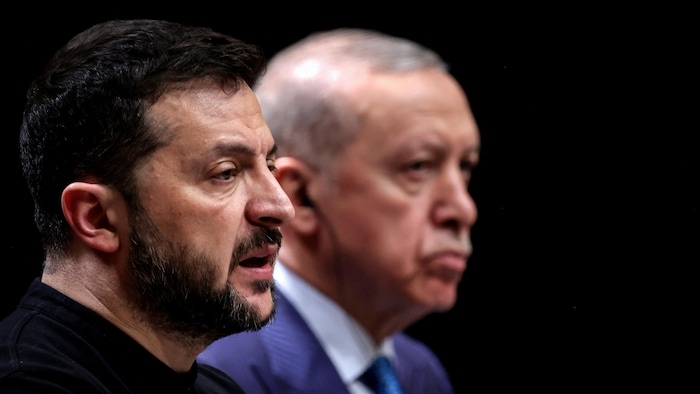 Volodymyr Zelensky, de profil, avec Recep Tayyip Erdogan en arrière-plan.