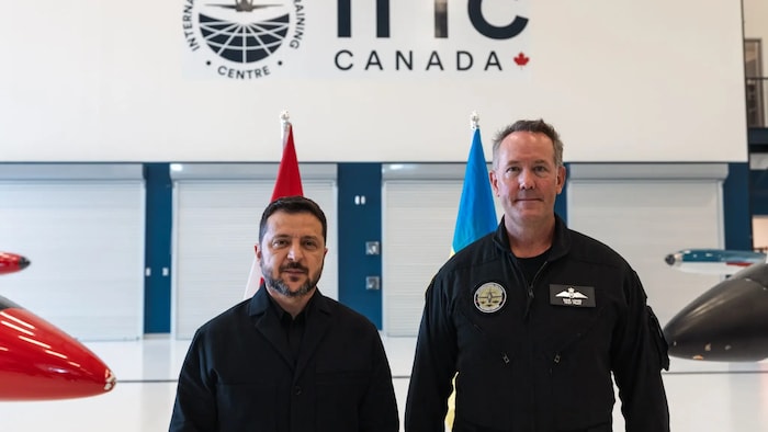 Portrait de Volodymyr Zelensky à gauche et de Dave Lohse à droite, le directeur général de ITPS Canada qui régit le centre.