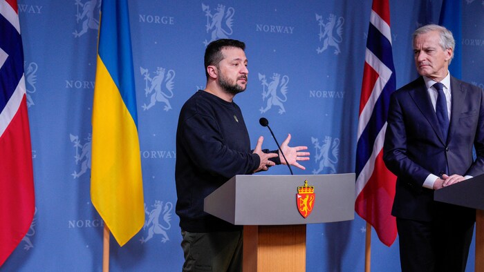 Volodymyr Zelensky en point de presse avec le premier ministre norvégien Jonas Gahr Store à Oslo.