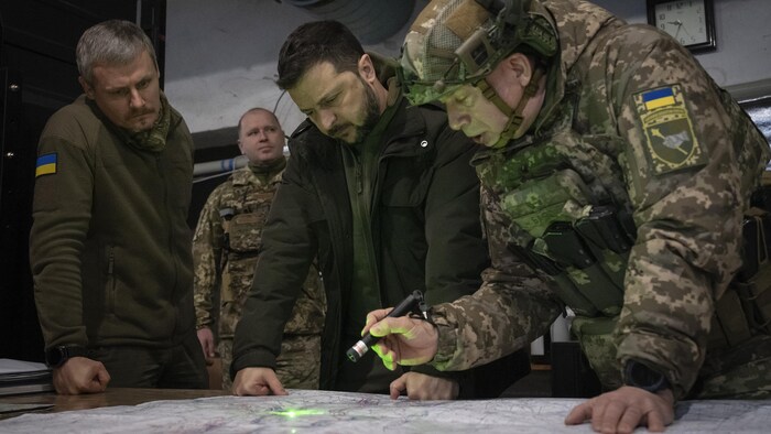Des militaires regardent une carte.