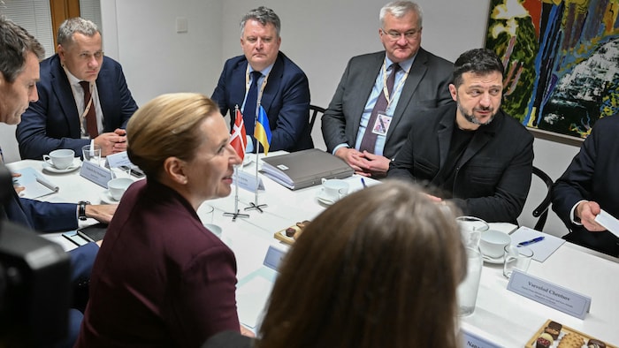Zelensky est assis à une table en compagnie de sept autres personnes.