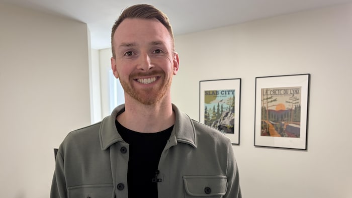 Charles Septembre pose dans son bureau.