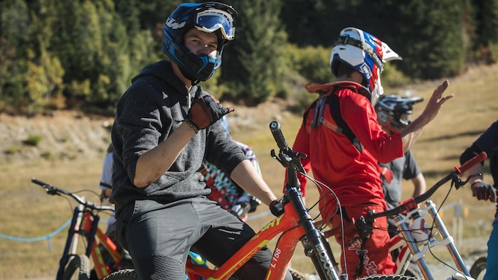 Des personnes avec des vélos de montagne.