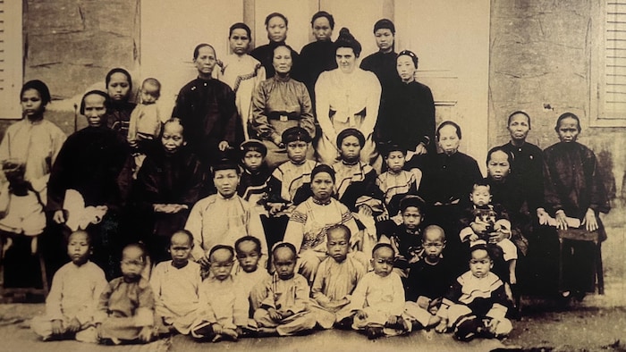 1908年，张聪明（后二排右三）与早期淡水女学堂的学生们。
