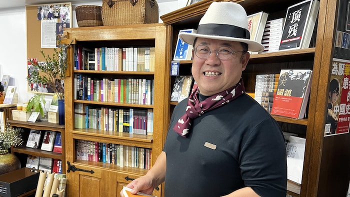  Zhao Guo Jun a ouvert une petite librairie nommée L'Étranger.