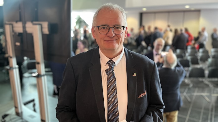 Le maire de Rouyn-Noranda, Gilles Chapadeau, lors de l'annonce de la création de la ZIM.