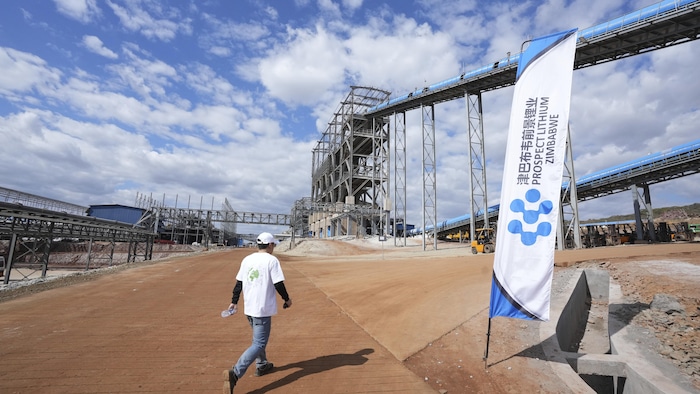 Un homme marche sur le terrain de l'usine de traitement du lithium. 