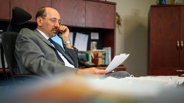 L’Enquêteur correctionnel du Canada, Ivan Zinger, est dans son bureau et parle au téléphone