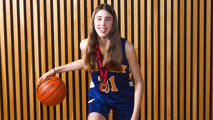 Zoe Cieszewski dribble avec le ballon.