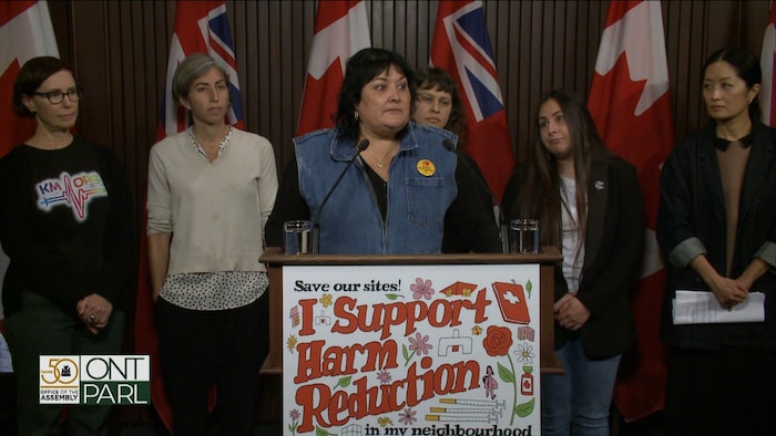 Zoë Dodd au milieu d'un groupe de femmes qui dénoncent la fermeture de centres de consommation supervisés à Queen's Park.