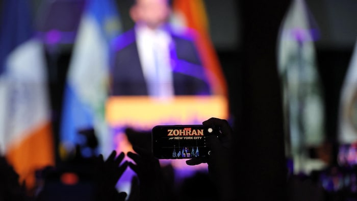 Zohran Mamdani vu depuis un téléphone.