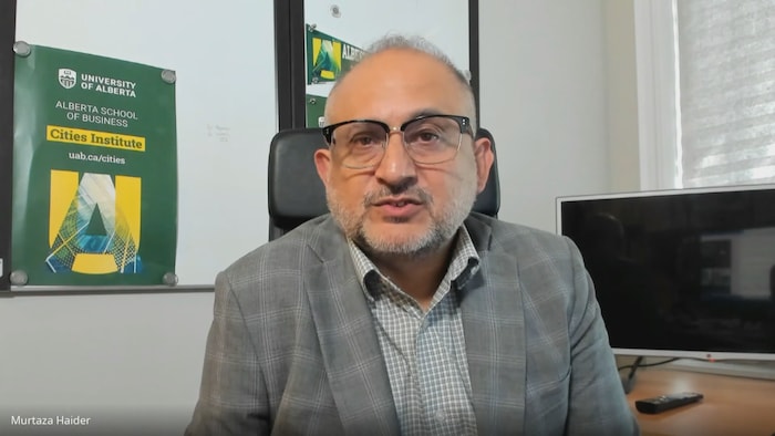 Murtaza Haider dans son bureau lors d'un appel sur Google Meet.