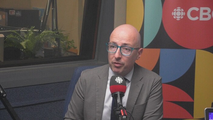 Andrew Knack au micro de CBC Edmonton.