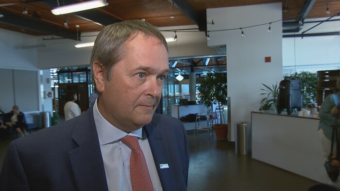 Homme debout en entrevue