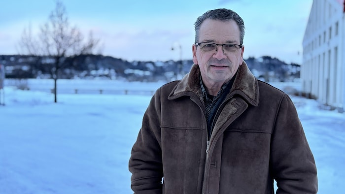 Fabien Hovington se tient devant le Saguenay en hiver.