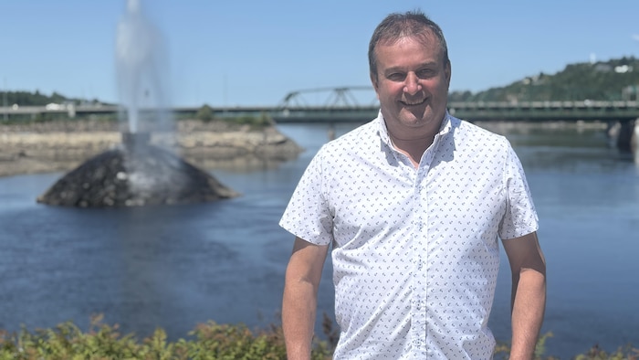 Le conseiller municipal Michel Tremblay qui pose devant la fontaine